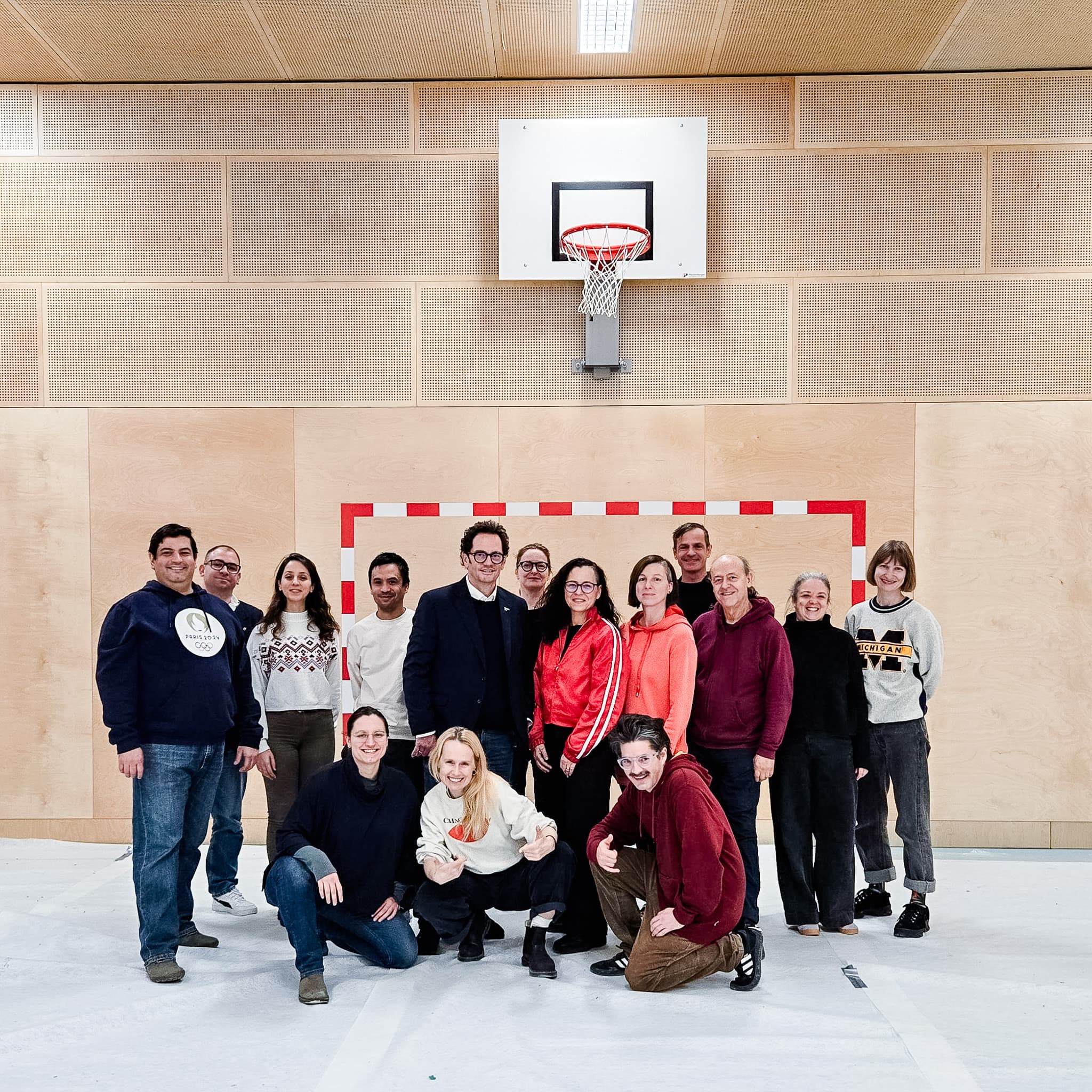 Gruppenfoto von Mitgliedern des SV Wien Neubau in der Sporthalle
